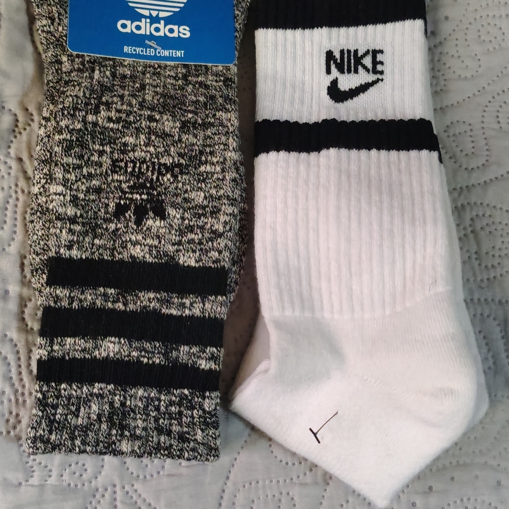 😎🔥🔥 NIKE/ ADIDAS- 2 Crew Socks with Black Stripe and Logos